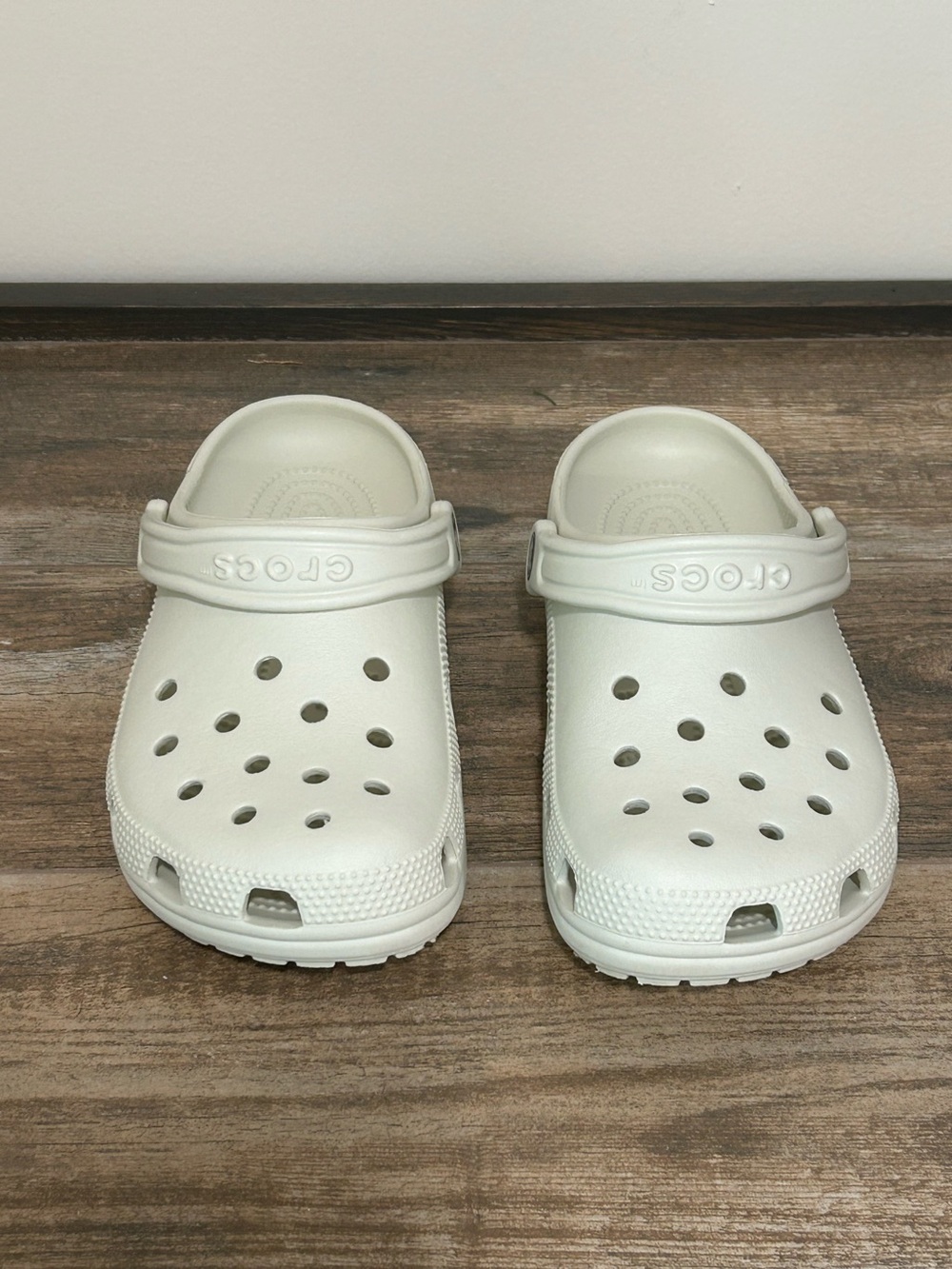 CROCS Classic M-5, W-7 off white clogs slips in shoes gently used